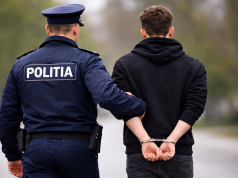 Tânăr reținut după ce a lovit o elevă pe holul unei școli din Huși